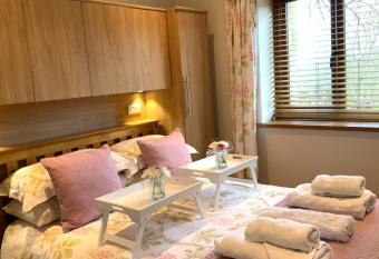 Woodpeckers Cottage - Romantic Retreat - Pets Welcome allows 18 year olds to book a room