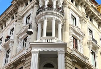 Hotel Le Petit allows 18 year olds to book a room