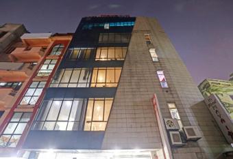 Townhouse 758 Hotel Maya Inn allows 18 year olds to book a room