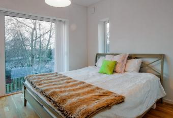 townhouse on Arlanda Stockholm metro line - easy checkin has Balcony rooms
