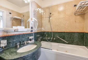 Hotel Ca  dei Conti has rooms with a private hot tub