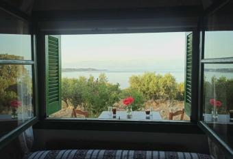 Lakoules has Balcony rooms