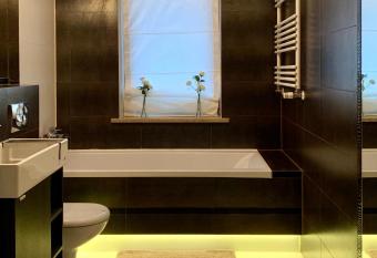 Uroczy apartament w centrum miasta allows 18 year olds to book a room