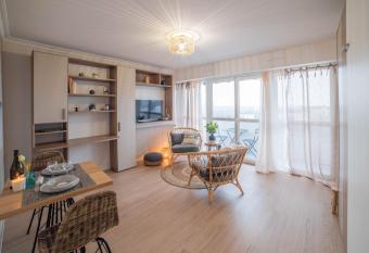 Bel apart  , cosy, vue panoramique cath  drale allows 18 year olds to book a room