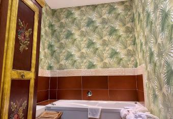 Hotel Il Guercino has rooms with a private hot tub