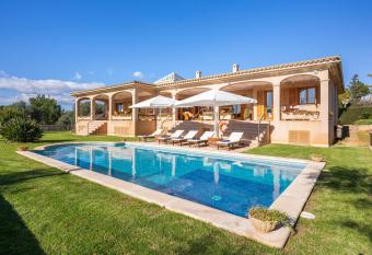 Vista Mar y Tierra has Balcony rooms