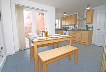 Dock House - 5 Bedroom House - Sleeps 7 has Balcony rooms