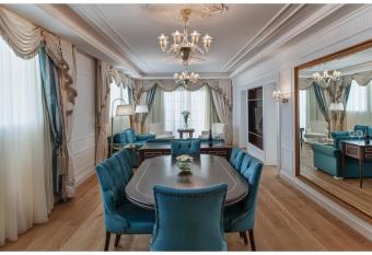 Kaya Artemis Resort & Casino has rooms with a private hot tub