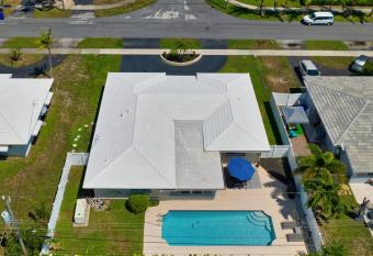 Ariel Beach Cottage has Balcony rooms