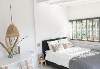 Little Beach House has Balcony rooms