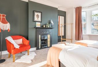 T   Hapus Newport - Luxury 4 Bedroom Home has Balcony rooms