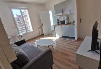 Chez L  a - aux pieds de la cath  drale allows 18 year olds to book a room