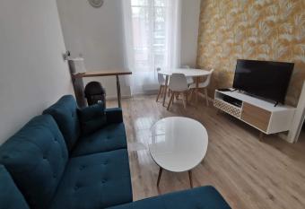 Suite Chanzy aux pieds de la cath  drale allows 18 year olds to book a room