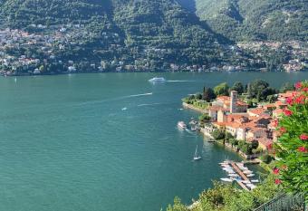 L UNA DI LAGO Lake Apartment With Parking has rooms with a private hot tub