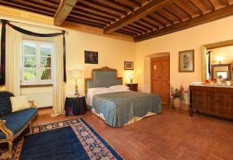 Relais Villa Baldelli has rooms with a private hot tub
