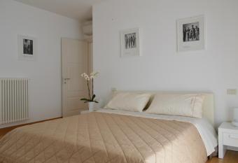 Le Residenze di Via Lo Re has Balcony rooms