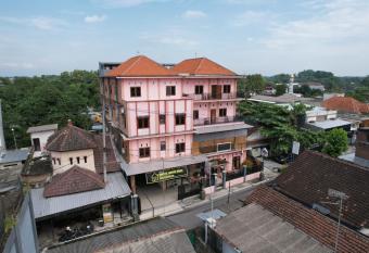 Homestay Kampung Inggris SYARIAH allows 18 year olds to book a room