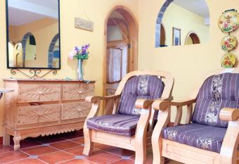 Casa Esperanza has Balcony rooms