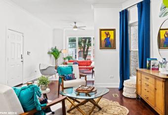 *Big Blue* Eclectic 3bdrm/1bath Bronzeville Gem has Balcony rooms