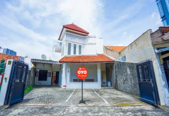 OYO 90843 Vip Syariah Jemur Andayani has Balcony rooms