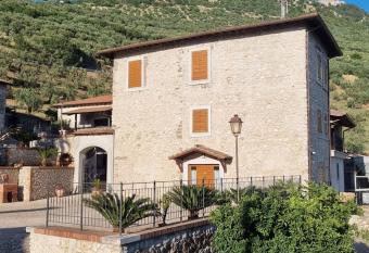 CASALE DEI PRIORI has Balcony rooms