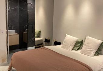 Casa Violetta no breakfast incuded allows 18 year olds to book a room