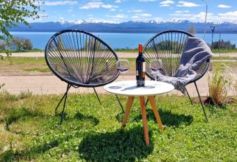 Las Victorias Suites Bariloche has rooms with a private hot tub