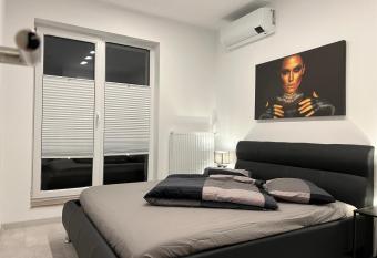 Amazing 2-Room Penthouse Cityview W13 has rooms with a private hot tub