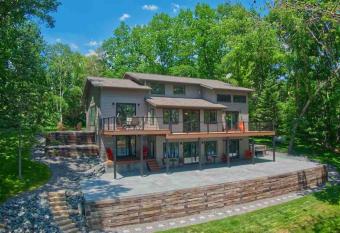 Valor Run Ski House has Balcony rooms
