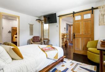 The Herwood Inn has rooms with a private hot tub