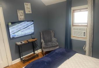 The house on the hill in Milwaukee has Balcony rooms