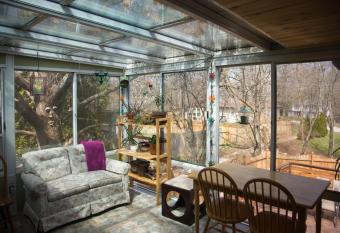 6 Bedrooms house, w/Hot Tub, Deck, Pool Table allows 18 year olds to book a room