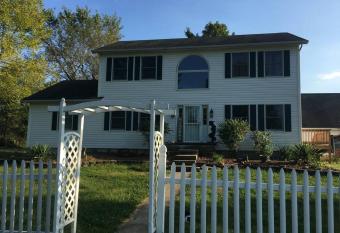 Large Country Home has rooms with a private hot tub