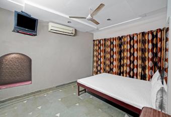 OYO Flagship 85282 Hotel Home Stay allows 18 year olds to book a room