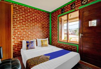 OYO Homes 90850 Cibeunying Eco Tourism Homestay Cibodas Maribaya 2 allows 18 year olds to book a room