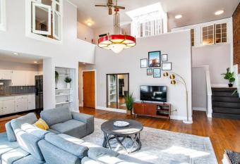 Heart of the Old City- Minutes from Market Square allows 18 year olds to book a room