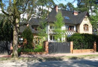 Pok  j w domu z ogrodem w Milan  wku allows 18 year olds to book a room