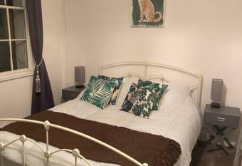 Cosy Regency Studio Apartment allows 18 year olds to book a room