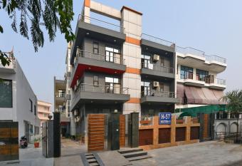 Hotel Diamond Stays has Balcony rooms