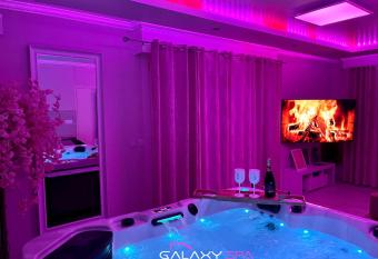 GALAXY SPA - Suite Venus Jacuzzi et Sauna Privatif has rooms with a private hot tub