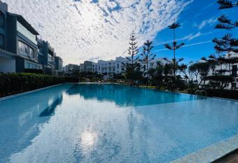 Melrose Be  ch A      rt P    l Vie   has Balcony rooms