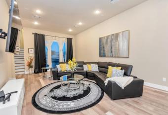 Luxurious Houston Galleria Living has Balcony rooms