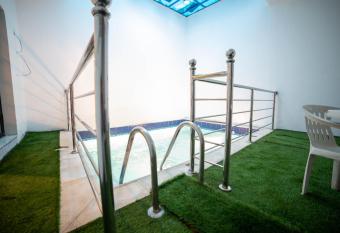                              has rooms with a private hot tub