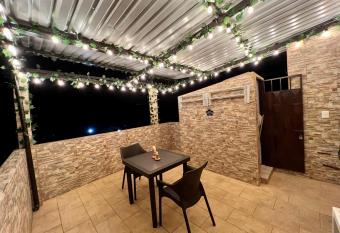 Casa r  stica con terraza, en el coraz  n del pueblo has Balcony rooms