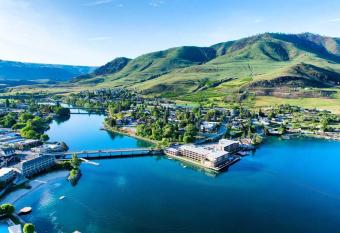 Grandview Lake Chelan- Waterfront View, Pool, Hot tub, Golf, 1 Min To Downtown has rooms with a private hot tub