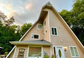 Twin Creeks Chalet has Balcony rooms