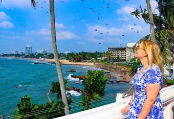 Modern luxury Condo,3 bedroom and 3 bathrooms has Balcony rooms