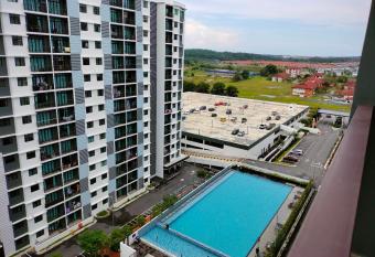 Desaru Utama Apartment, 3 Bedroom with Swimming Pool View has Balcony rooms