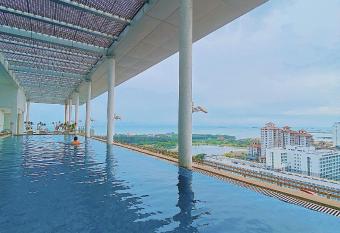 Straits Suite by C Homestay Malacca has rooms with a private hot tub