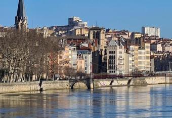 PORTE DU VIEUX LYON, vue sur la sa  ne has Balcony rooms